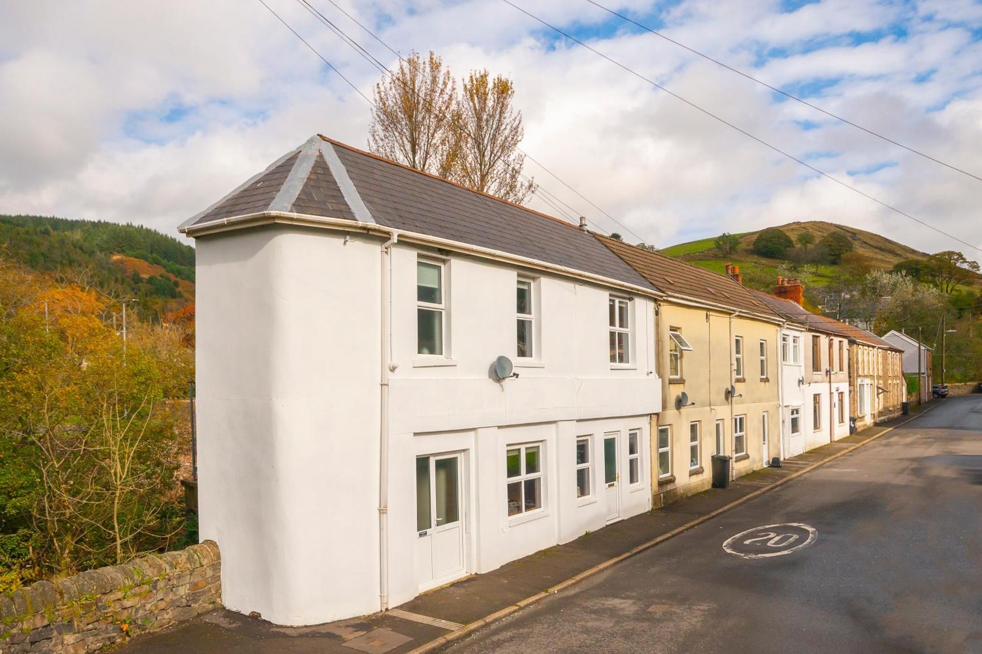 Riverside Great House In The Afan Forest Bike Park By Staystaycations Glyncorrwg Kültér fotó